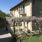 Rückseite der Ferienwohnungen und Blick auf die Terrassen