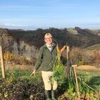 Gabi im Gemüsegarten mit Karottenernte